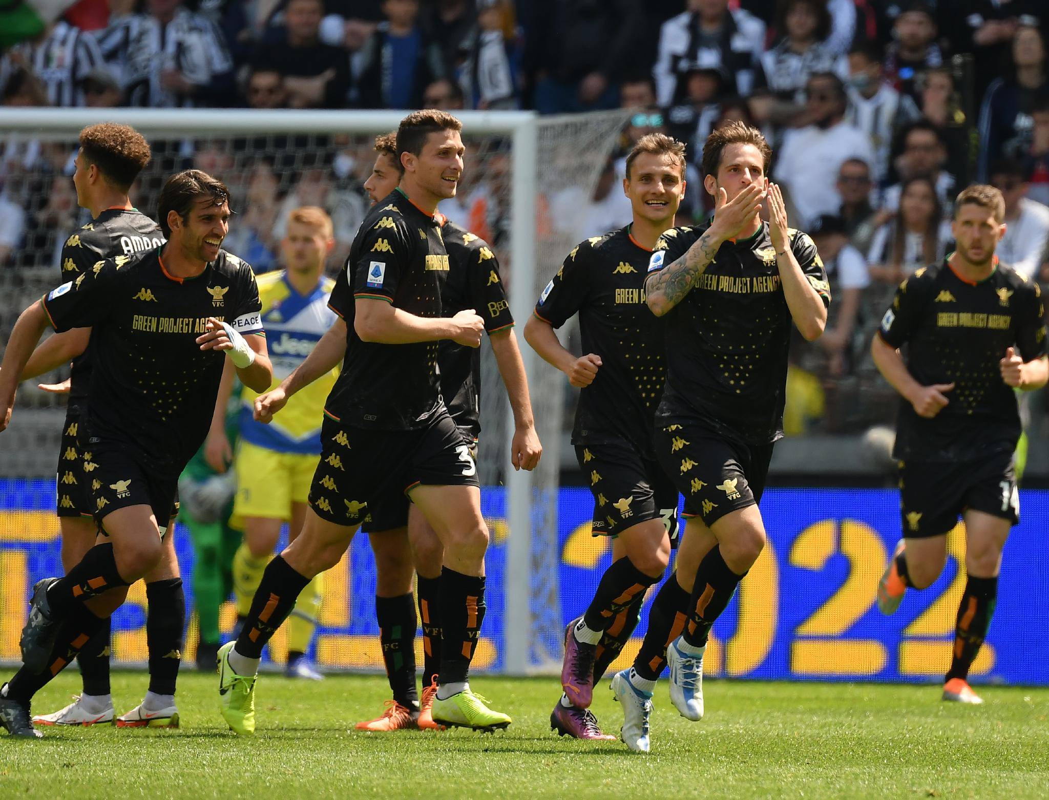 半岛体育官网-罗马大获全胜，成为赛场焦点