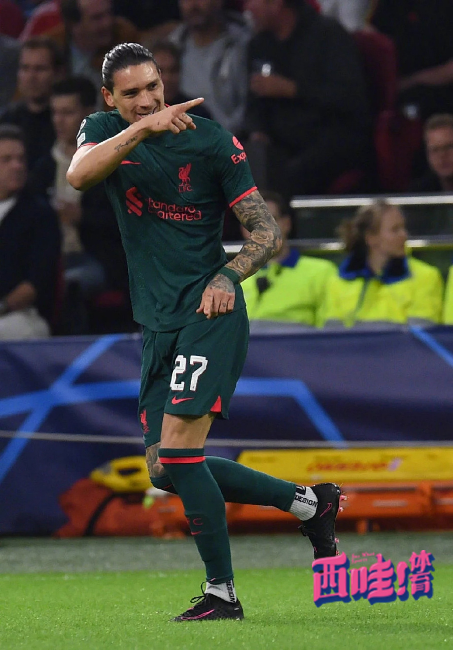 半岛体育app下载官网-阿贾克斯小组全胜，士气高昂欧冠大放异彩